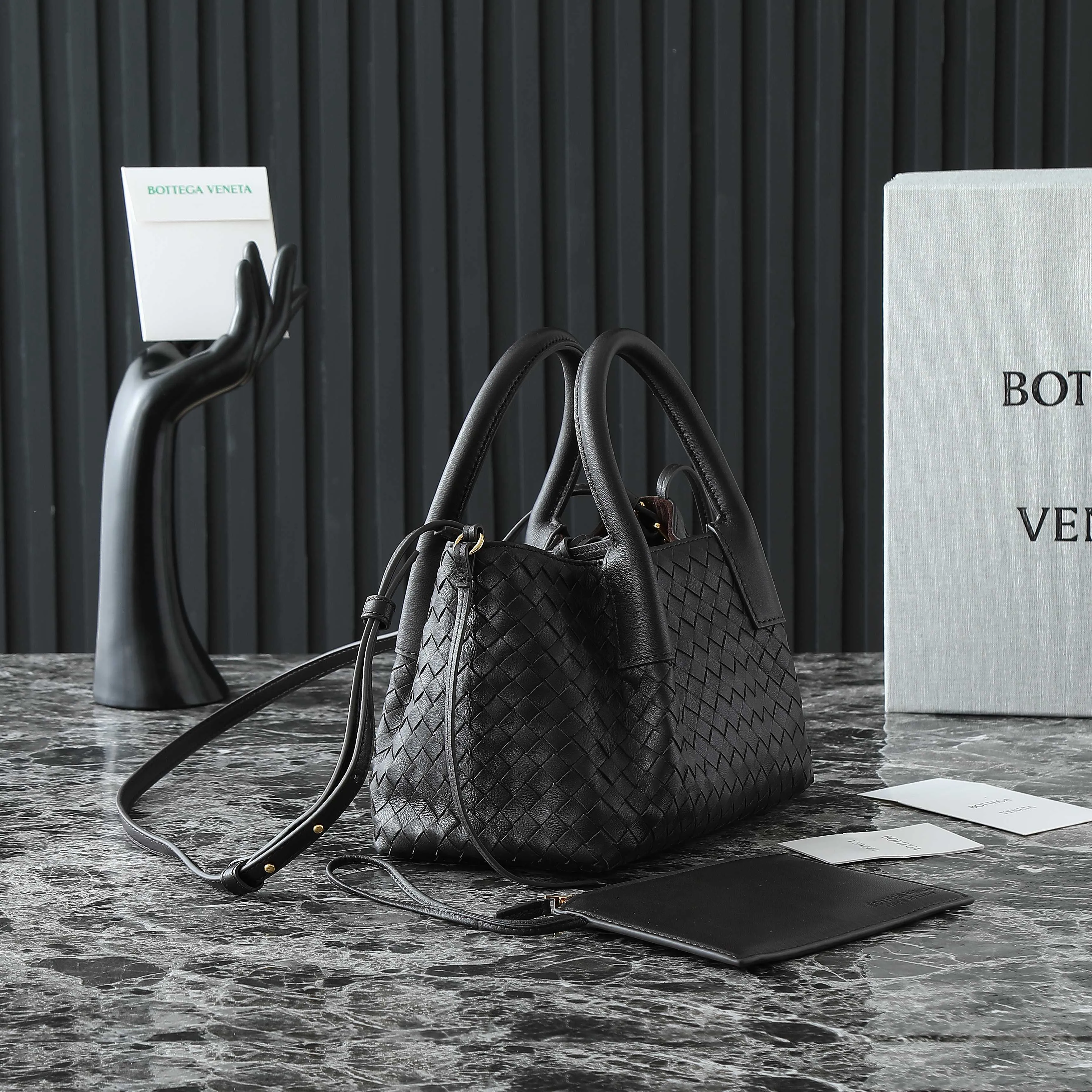 Batch 1660 BV25 spring and summer new product Mini pinacoteca two-tone surface. The weaving process is also super exquisite. Every texture is delicate and clear, and you can see the full ingenuity. 👜The bag uses 1 cm leather strips, which are purely hand-woven, highlighting the brand's craftsmanship. The inside is flipped to reveal a smooth suede lining that can be used on both sides, taking into account both fashion and practicality. 	 The small size can be worn on one shoulder or across the body, making it super versatile for daily commuting! 	 💕Fashionable ladies who like BV, come to me to get the same style~ ​Model number: 819004 ​Size: 24*15*12cm